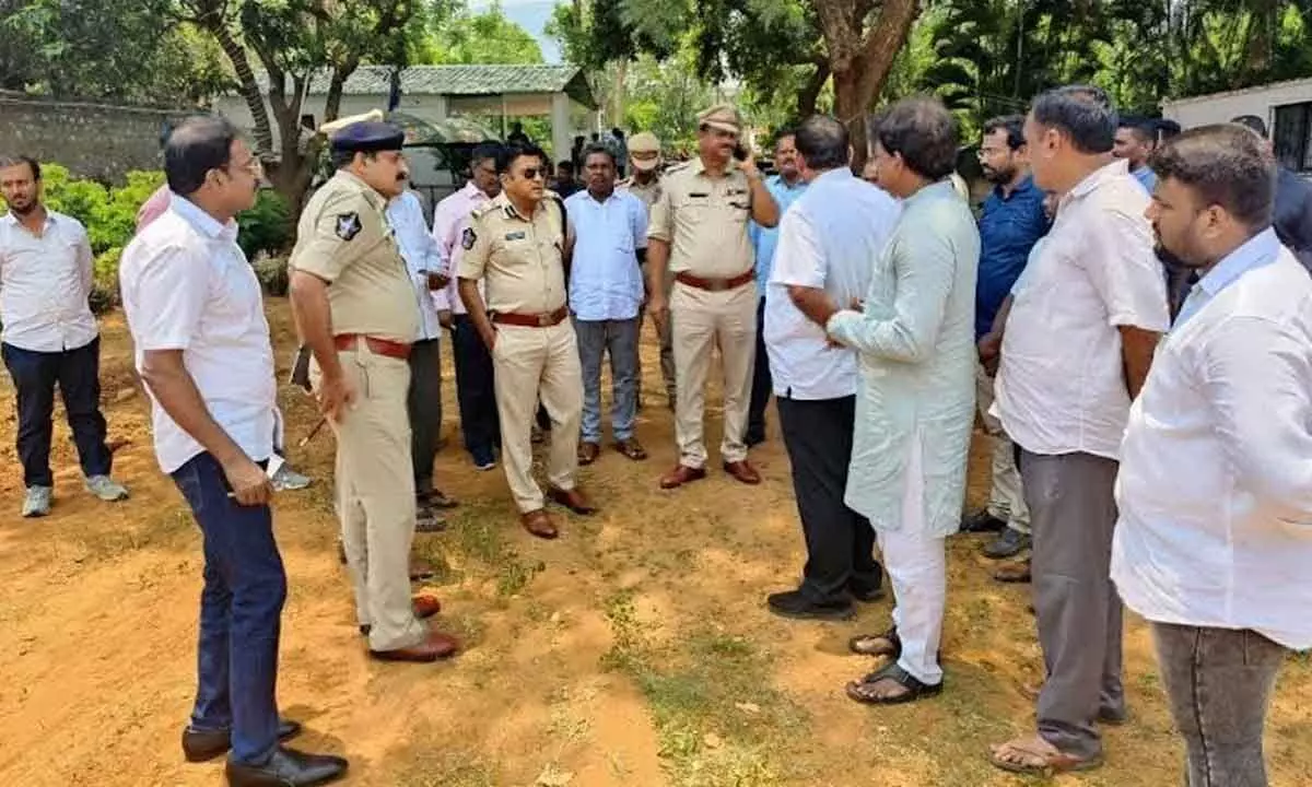 Police officials discussing the arrangements made for the Union Minister Amit Shahs visit to Visakhapatnam with BJP leaders