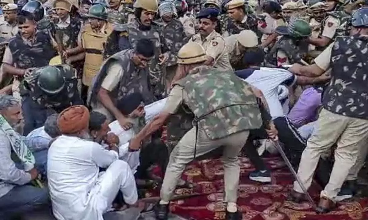 Police In Kurukshetra Lathicharge On Farmers Who Were Protesting