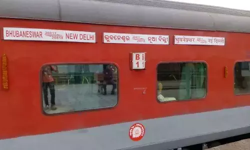 Narrow escape for Delhi-Bhubaneswar Rajdhani Express in Bengals Purulia