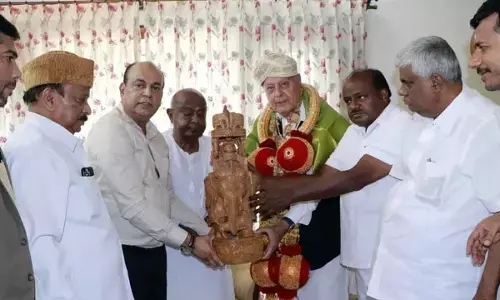 Farooq Abdullah meets Deve Gowda in Bengaluru