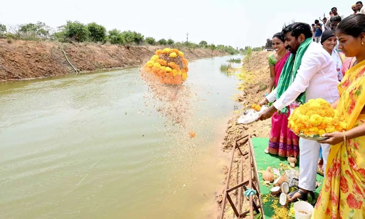 Minister Jagadish Reddy paying tributes to Kaleshwaram waters in Chivemla mandal in Suryapet district under Kaleshwram waters- Laksha Jana Harathi Programme on Wednesday