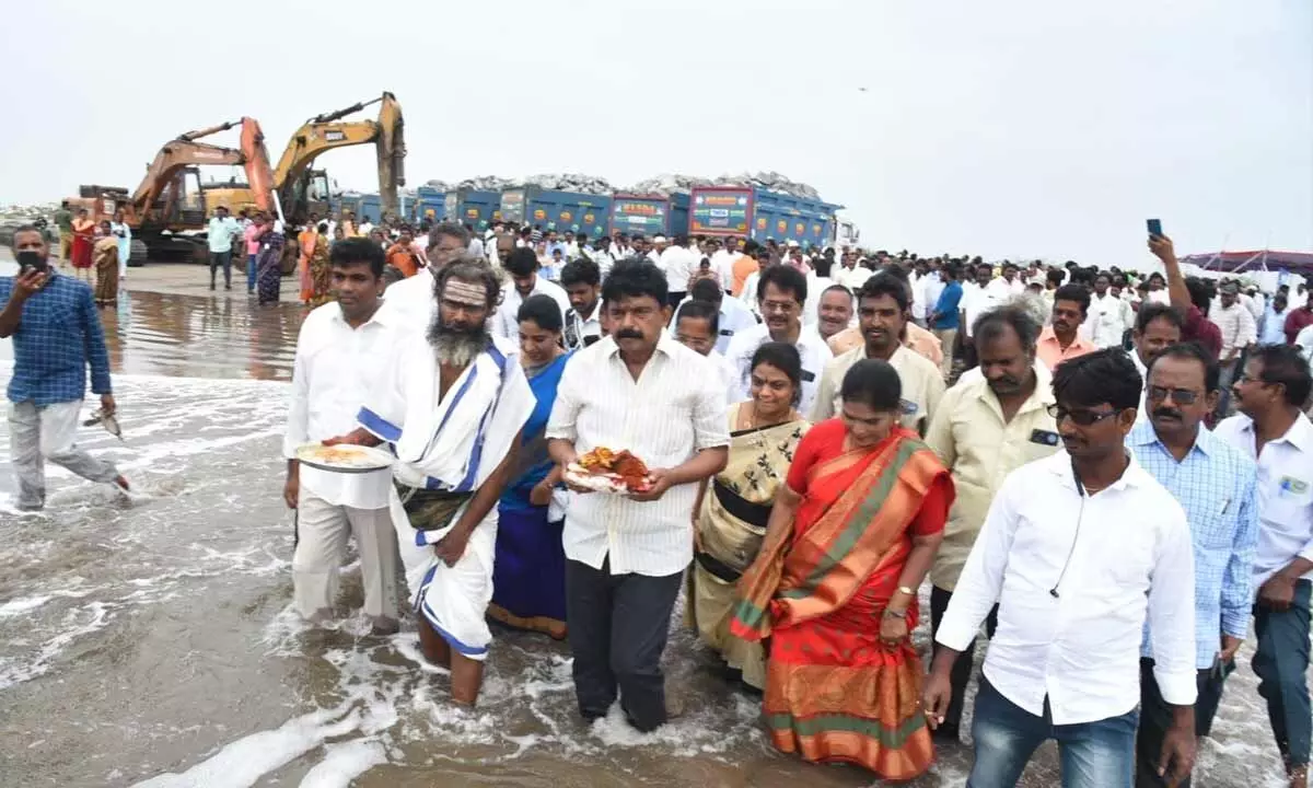 Machilipatnam MLA Perni Venkatramaiah performing puja at the port in Machilipatnam on Thursday