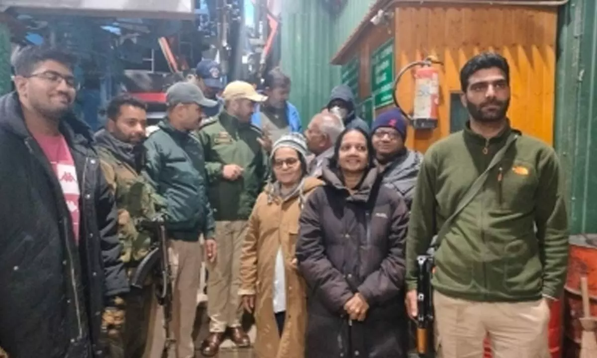 J&K Police rescue 250 tourists stuck in Kashmirs Affarwat
