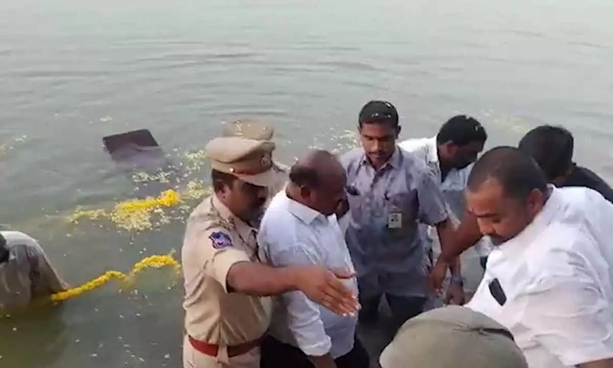 Gangula Kamalakar escapes danger after boat capsizes in a pond in Karimnagar