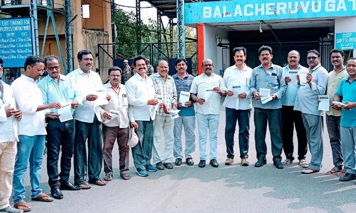 VUPPC representatives distributing pamphlets at Gajuwaka in Visakhapatnam on Friday
