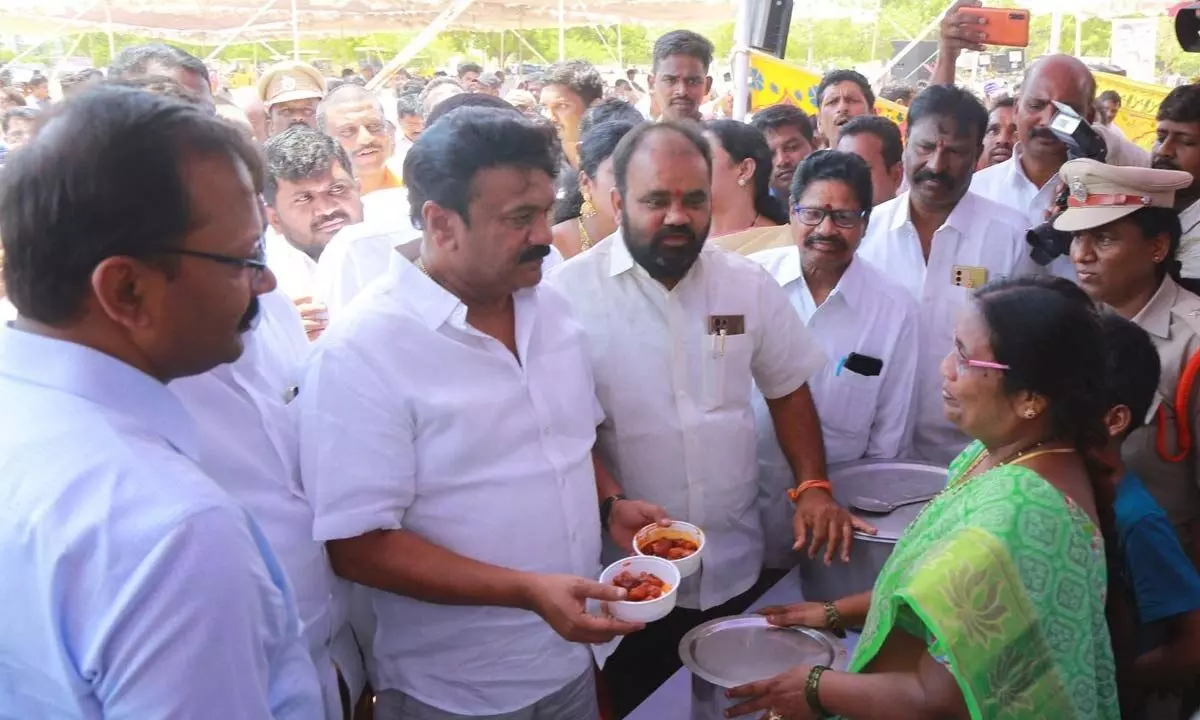 Minister Talasani Srinivas Yadav along with district Collector Vinay Krishna Reddy and MLA Bhupal Reddy interacting with a fisher woman at the Fish Food Festival organised in Nalgonda on Friday