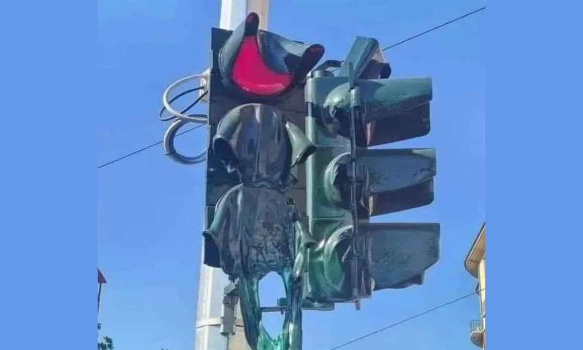 picture-of-traffic-signal-melted-in-vijayawada-seems-to-be-untrue