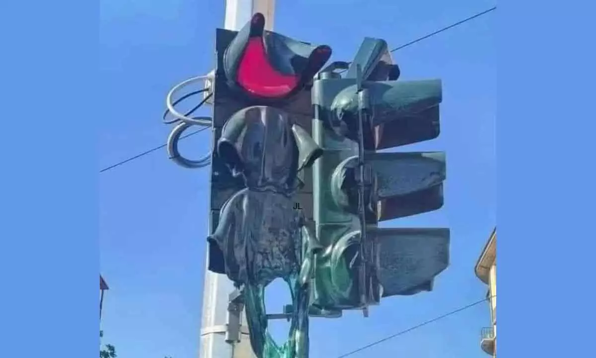 Picture of traffic signal melted in Vijayawada seems to be untrue
