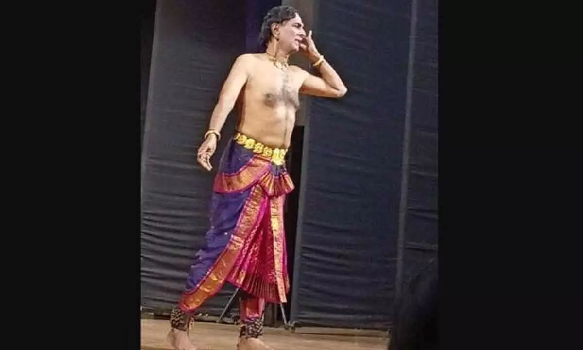 Odisha: Bharatanatyam guru dies on stage