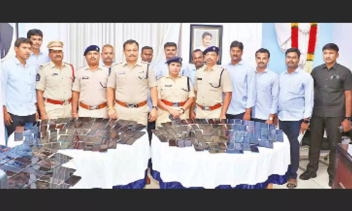 SP Parameswara Reddy showing the stolen mobile phones recovered from thieves to media persons at SP office in Tirupati on Saturday