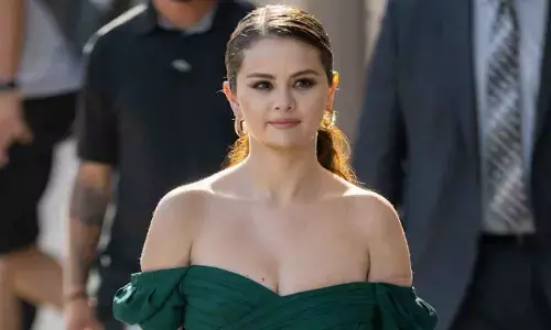 Selena Gomez shouts ‘I’m single’ while watching football game