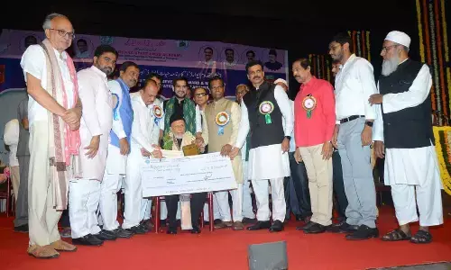 Home Minster Mahmood Ali presenting the Maqdoom Award at Ravindra Bharathi