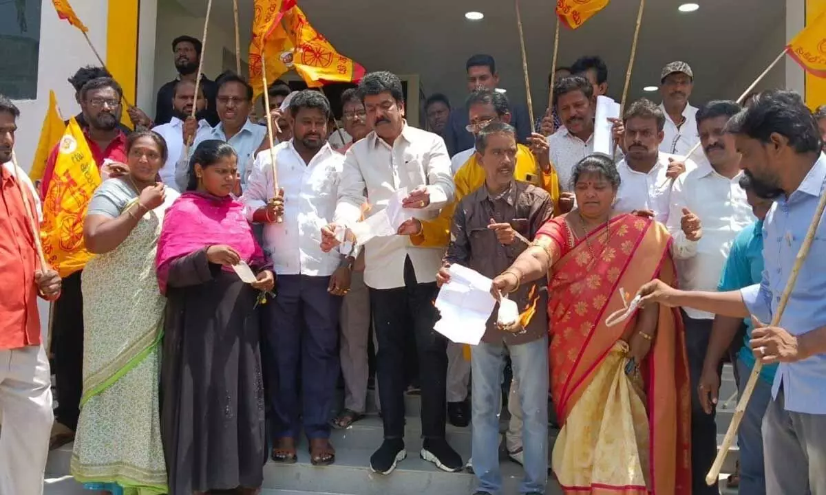 Vijayawada: TDP leaders stage protest against power tariff hike