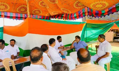 CLP leader Bhatti Vikramarkha discussing with Khammam city party convener  Md Javeed and other leaders at Devarakonda in Nalgonda on Sunday.