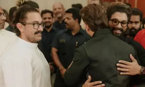 Allu Arjun hugs Hrithik; fans expecting their collaboration soon