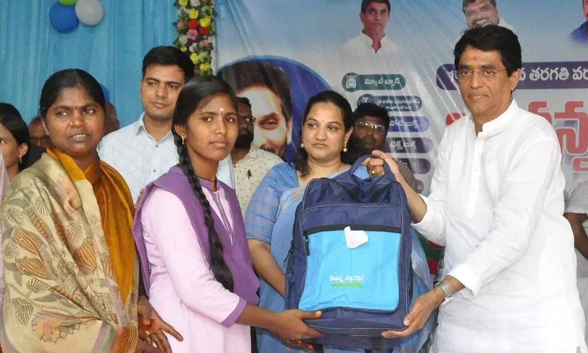 Finance Minister Buggana Rajendranath Reddy along with district collector Dr G Srijana,  MP Dr Sanjeev Kumar, ZP Chairman Yerrabotula Papi Reddy, Adoni MLA Y Sai Prasad Reddy,  MLC Madhusudhan, Adoni Sub Collector, Abhisekh Kumar and SSA PO Dr K Venugopal distributing Jagananna Vidya Kanuka Kits to students in Adoni on Monday.