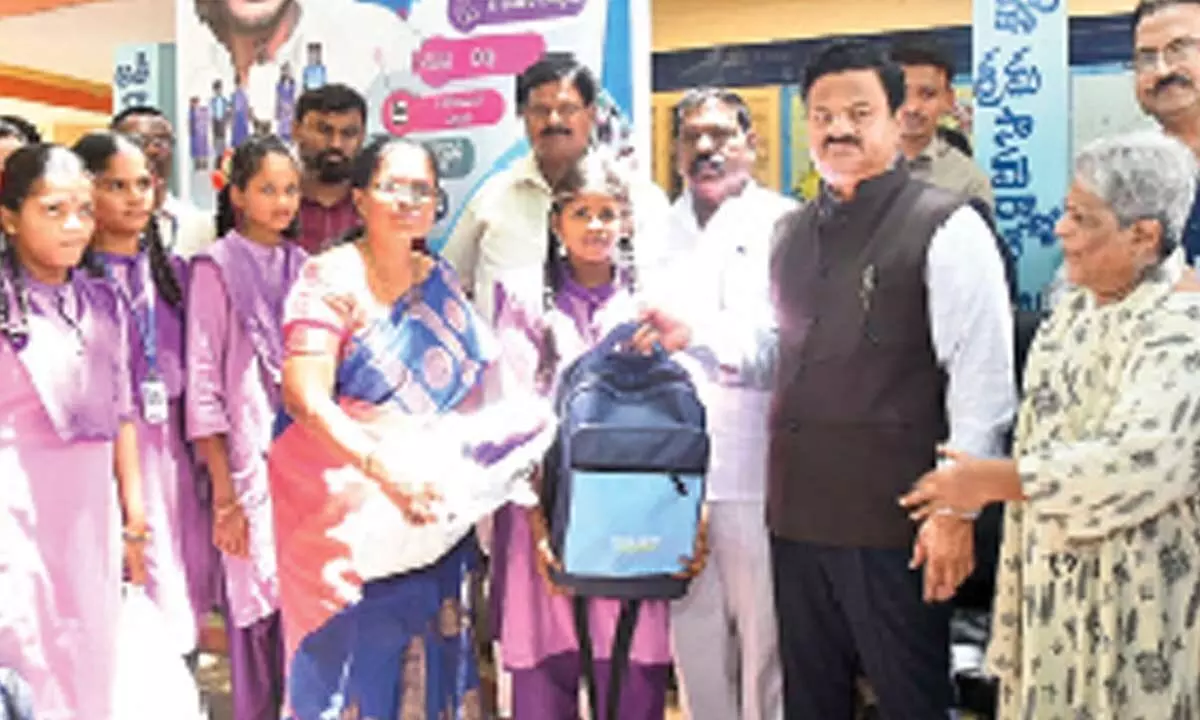 District Collector K Venkataramana Reddy distributing Vidya Kanuka kits to students at Renigunta ZP girls high school in Tirupati on Monday