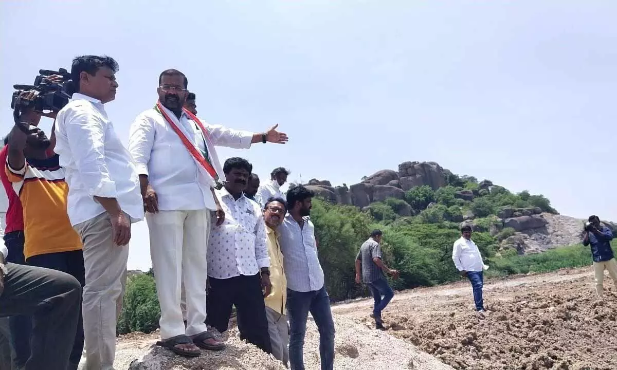 Congress leaders led by Hanumakonda DCC president Naini Rajender Reddy inspecting the land encroachment at the FTL of Bhadrakali lake in Hanumakonda on Monday