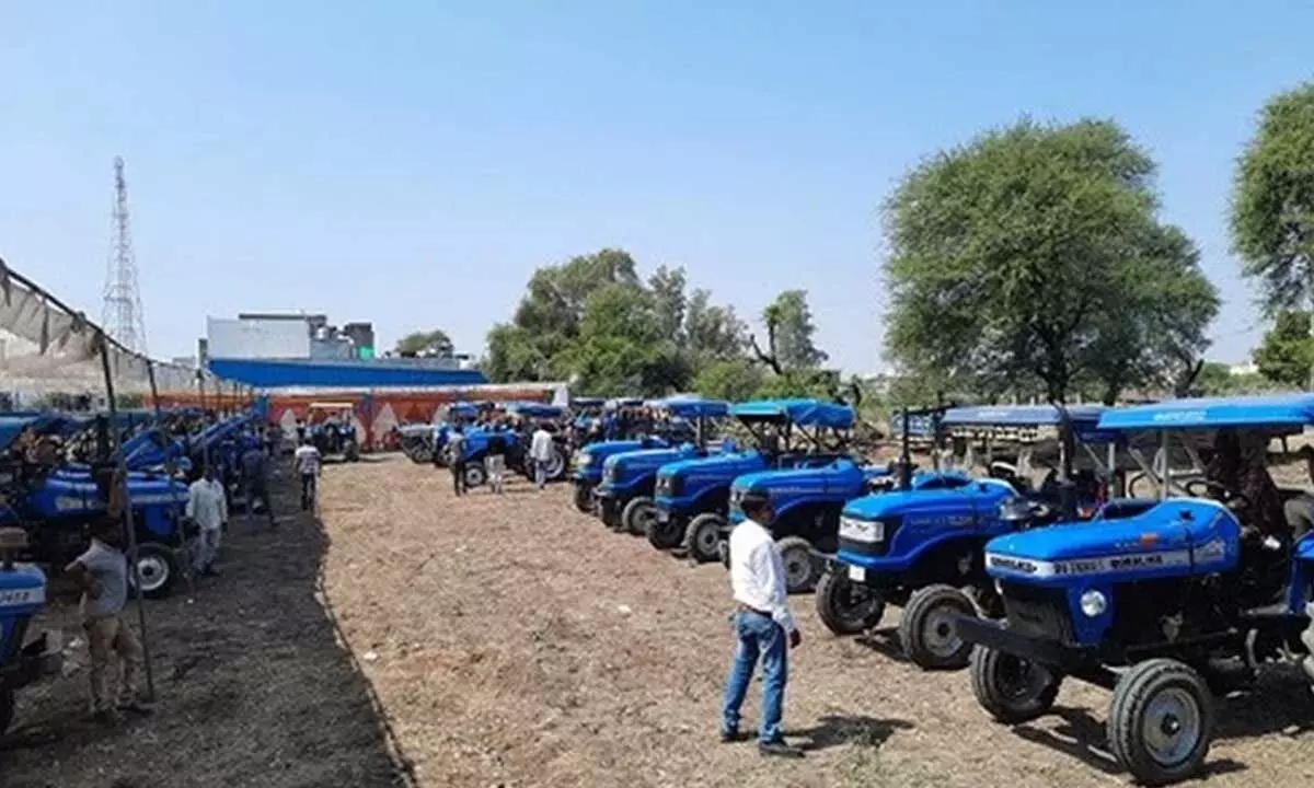 Groom arrives with procession on 51 tractors in Barmer