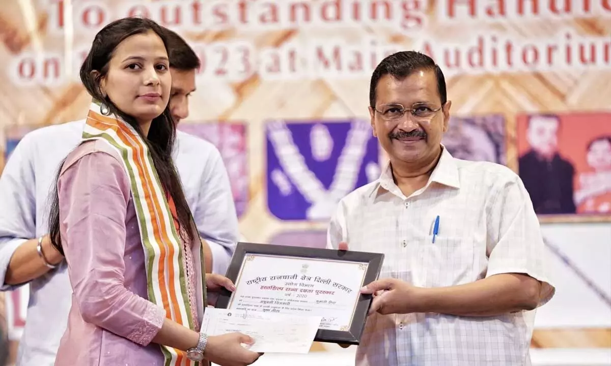 Delhi government felicitates 16 handicraft artisans