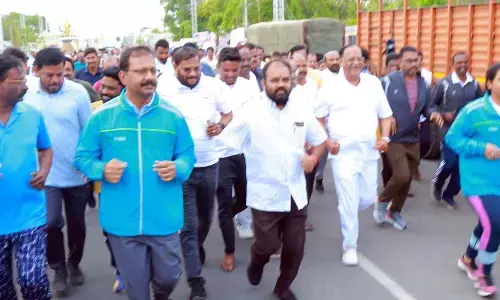 Legislative Chairman Gutha Sukender Reddy along with Collector Vinay Krishna Reddy, SP Apoorva Rao and MLA Kancharla Bhupal Reddy and others taking part in 2K run Held in Nalgonda