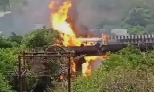 4 dead, 3 injured as chemical tanker catches fire on Mumbai-Pune Expressway