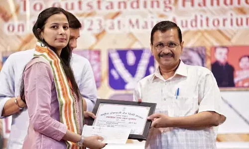Delhi government felicitates 16 handicraft artisans