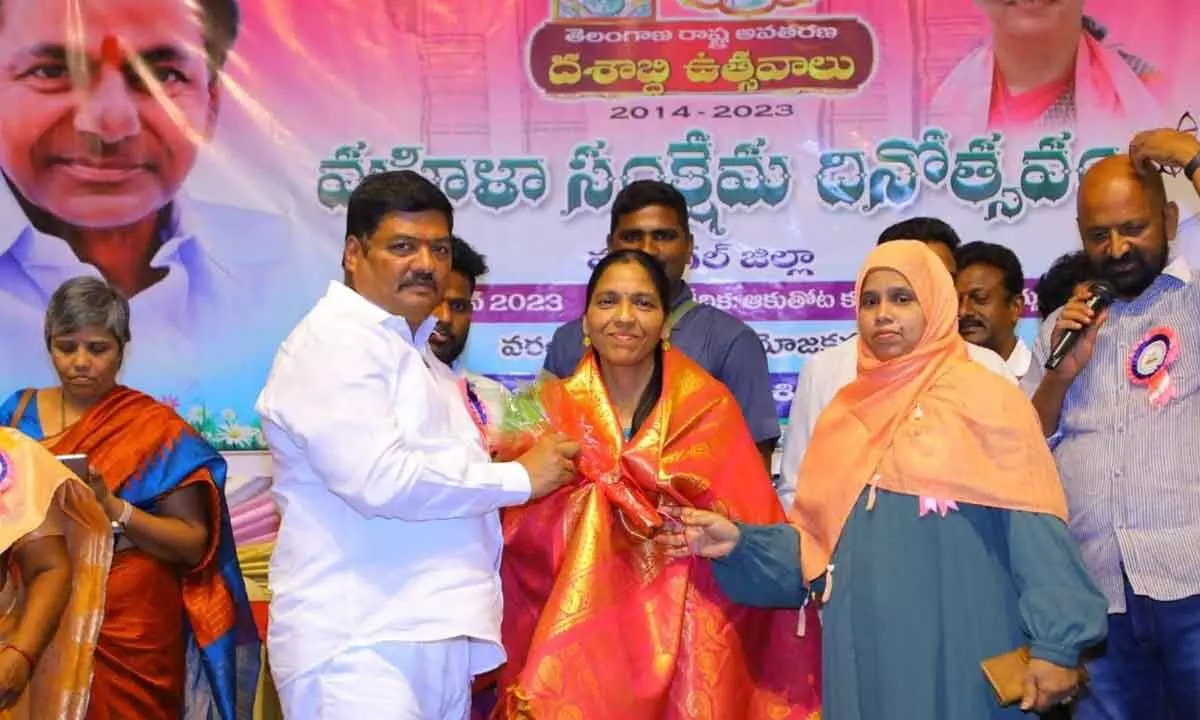 Warangal East MLA Nannapuneni Narender felicitating a woman at the Women’s Welfare Day programme organised as part of Telangana Formation Day decennial celebrations in Warangal on Tuesday