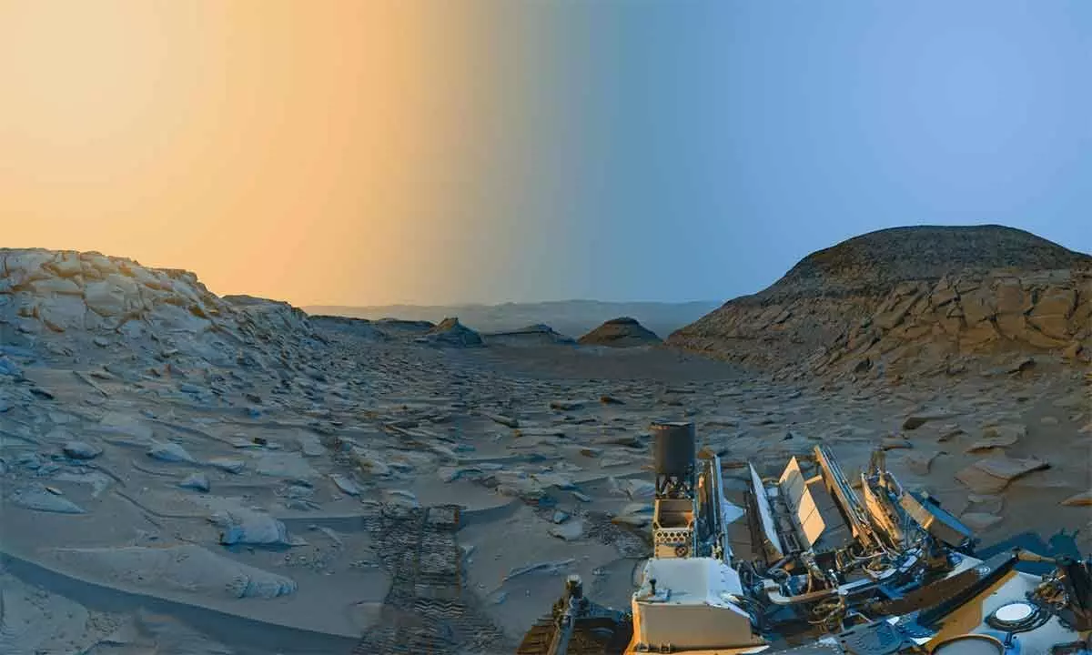 NASAs Curiosity snaps postcard of Martian morning, afternoon