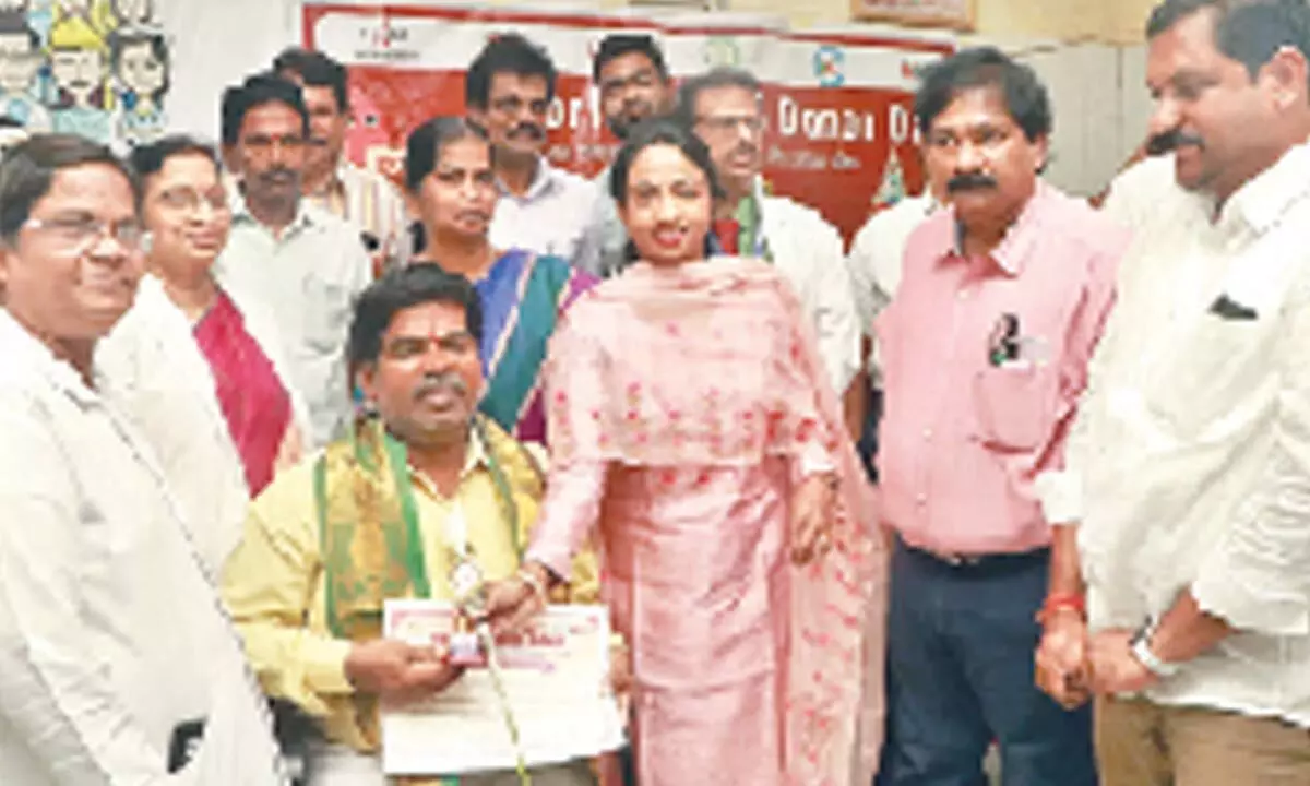 Municipal Commissioner D Haritha felicitating a blood donor at Ruia hospital blood bank in Tirupati on Wednesday. DM&HO Dr U Sreehari, Ruia hospital superintendent Dr G Ravi Prabhu and others are seen.