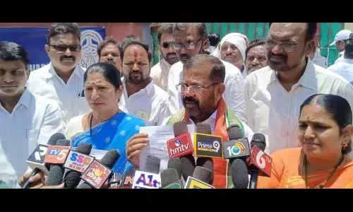 Warangal DCC president Errabelli Swarna and Hanumakonda DCC president Naini Rajender Reddy speaking to media persons near the Warangal Central Prison on Tuesday
