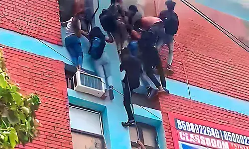 Fire at coaching institute