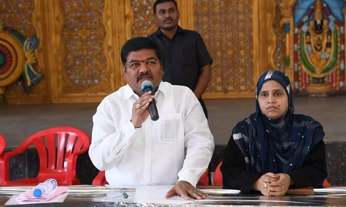 Warangal East MLA Nannapuneni Narender addressing the BRS party cadres in Warangal on Thursday. Greater Warangal deputy mayor Rizwana Shameem Masood is also seen