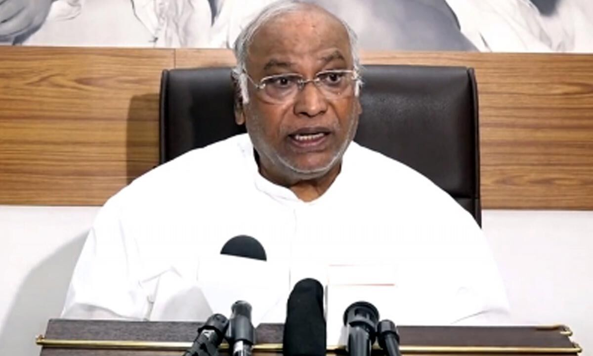 Those who don't have own history, trying to wipe history of others: Kharge
