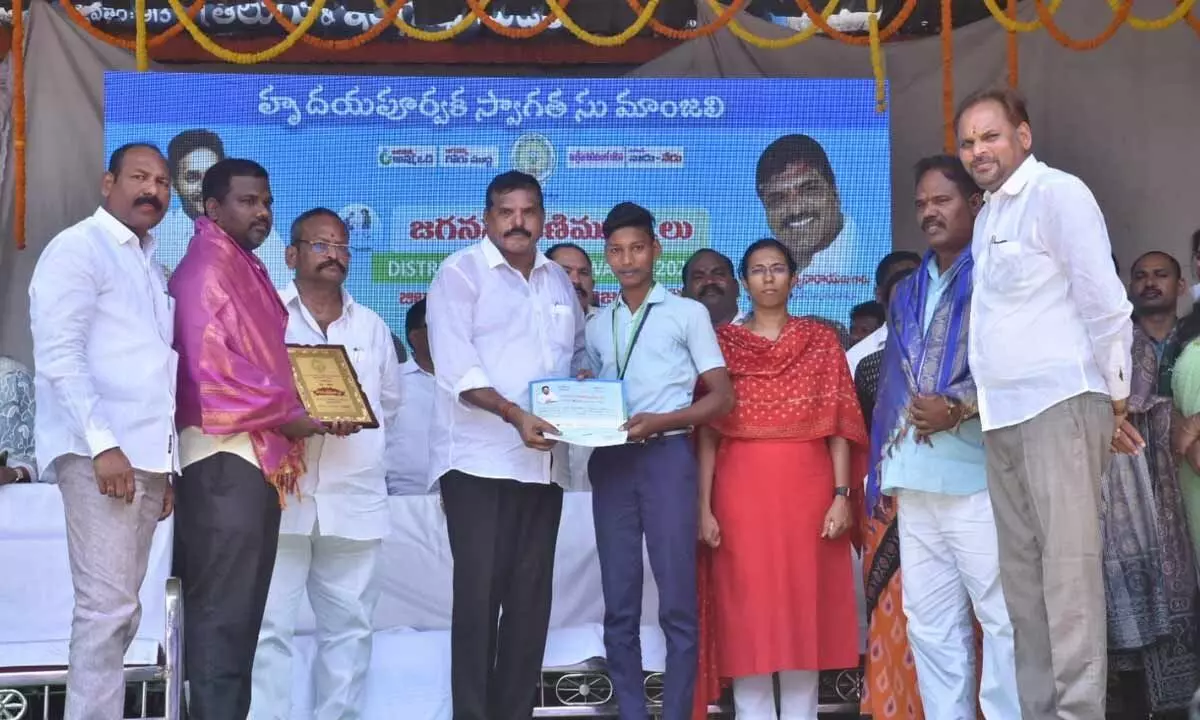 Minister for education Botcha Satyanarayana distributing cash awards and certificates to merit students as part of Jagananna Animutyalu programme in Vizianagaram on Saturday