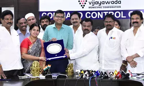 Corporators on their return from a study tour to Northeast felicitating Mayor Rayana Bhagyalakshmi and Municipal Commissioner Swapnil Dinkar Pundkar at the VMC command control room in Vijayawada on Saturday
