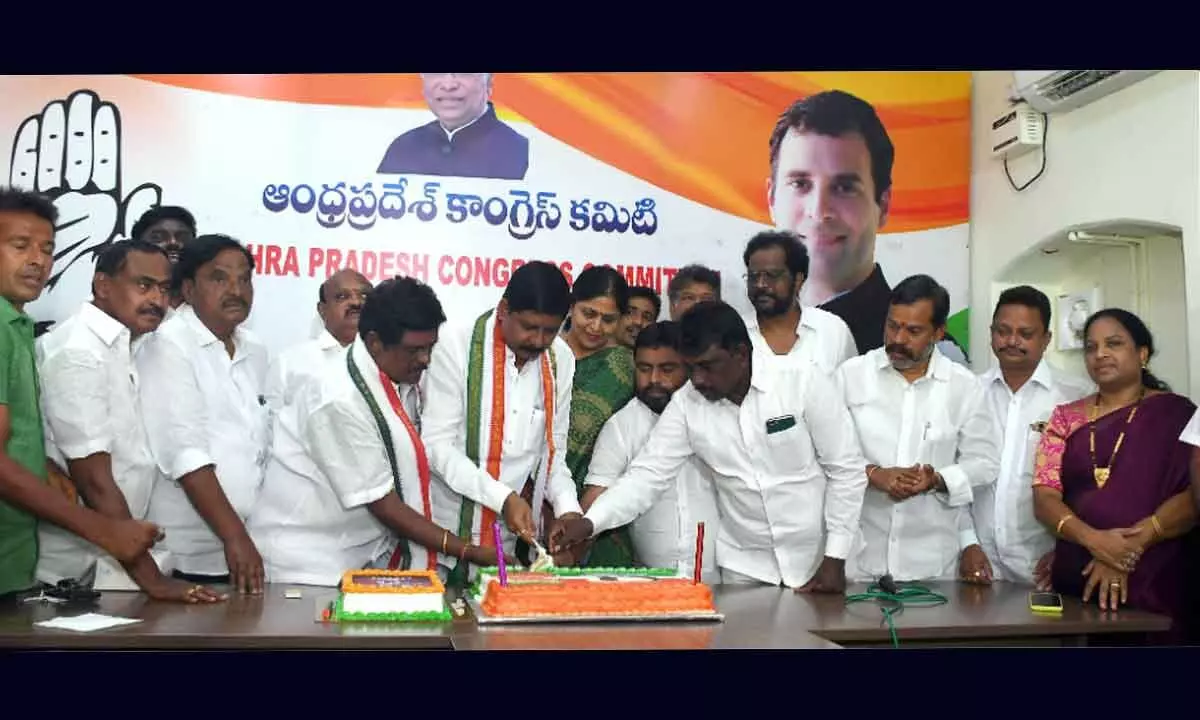 APCC president Gidugu Rudra Raju and party leaders cutting a cake at party office in Vijayawada on Monday, on the occasion of Rahul Gandhi’s birthday	    Photo: Ch Venkata Mastan