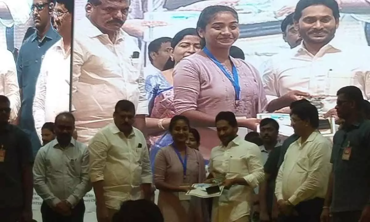 SITAM student Neha Thomas being felicitated by the CM Jagan Mohan Reddy in Vijayawada on Tuesday