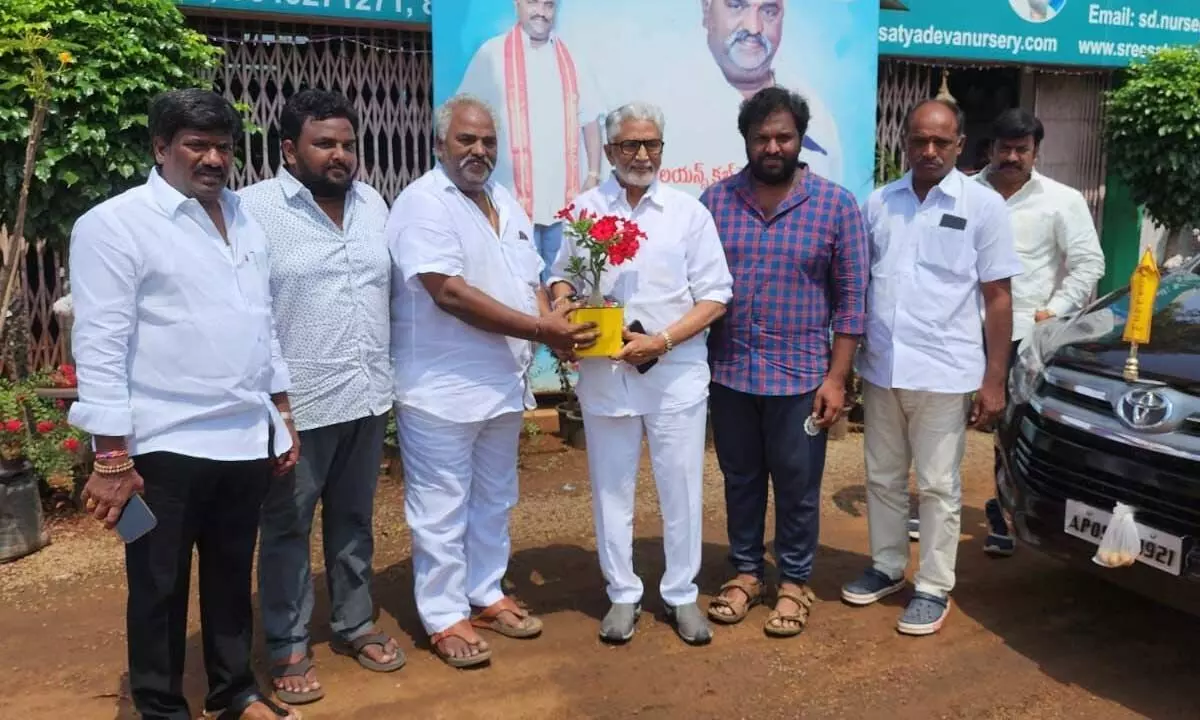 Nursery farmers presenting a plant to former MP and film actor Maganti Murali Mohan at Kadiyam on Wednesday