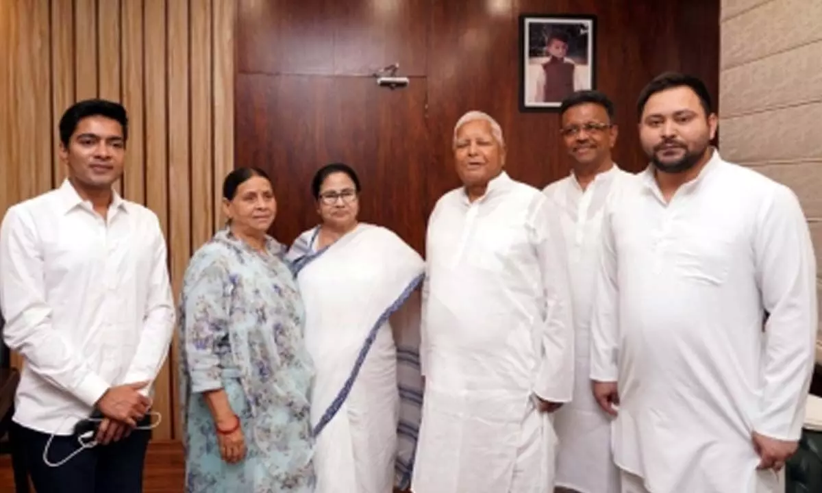 Lalu Prasad still strong enough to fight BJP: Mamata