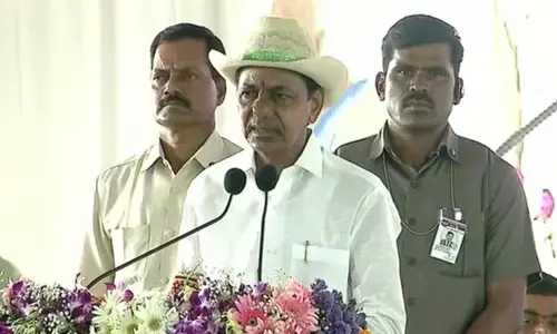 KCR refers Chandrababu comments on Land prices in Telangana