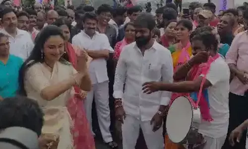 Massive rally of 3000 artistes on Imax Road-Traffic goes awry