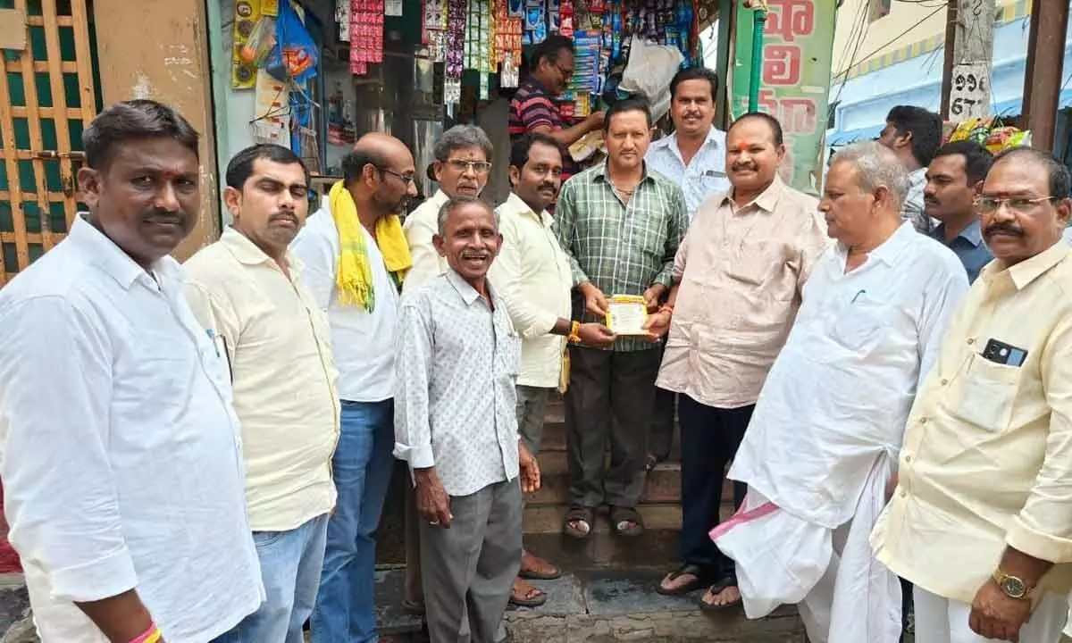 TDP Sattenapalli Assembly constituency in-charge Kanna Lakshminarayana distributing pamphlets of Bhavishyathuki Guarantee in Sattenapalli on Thursday