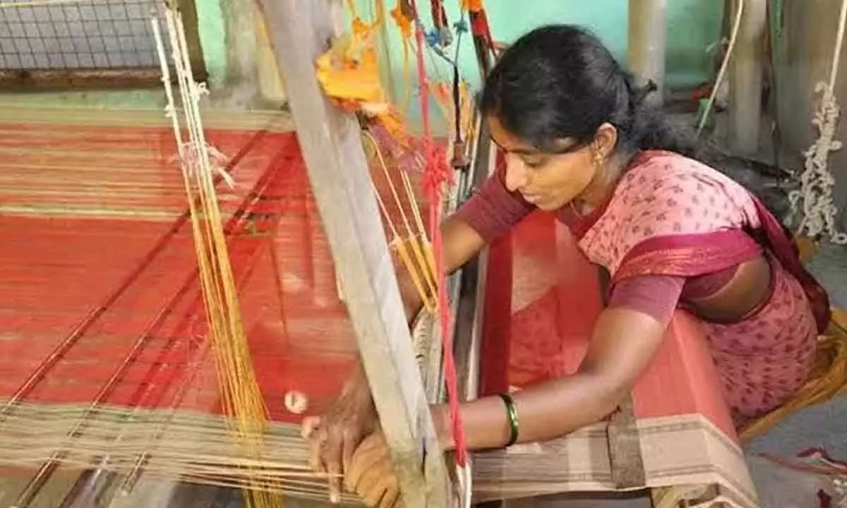 A woman weaver in work in Dharmavaram
