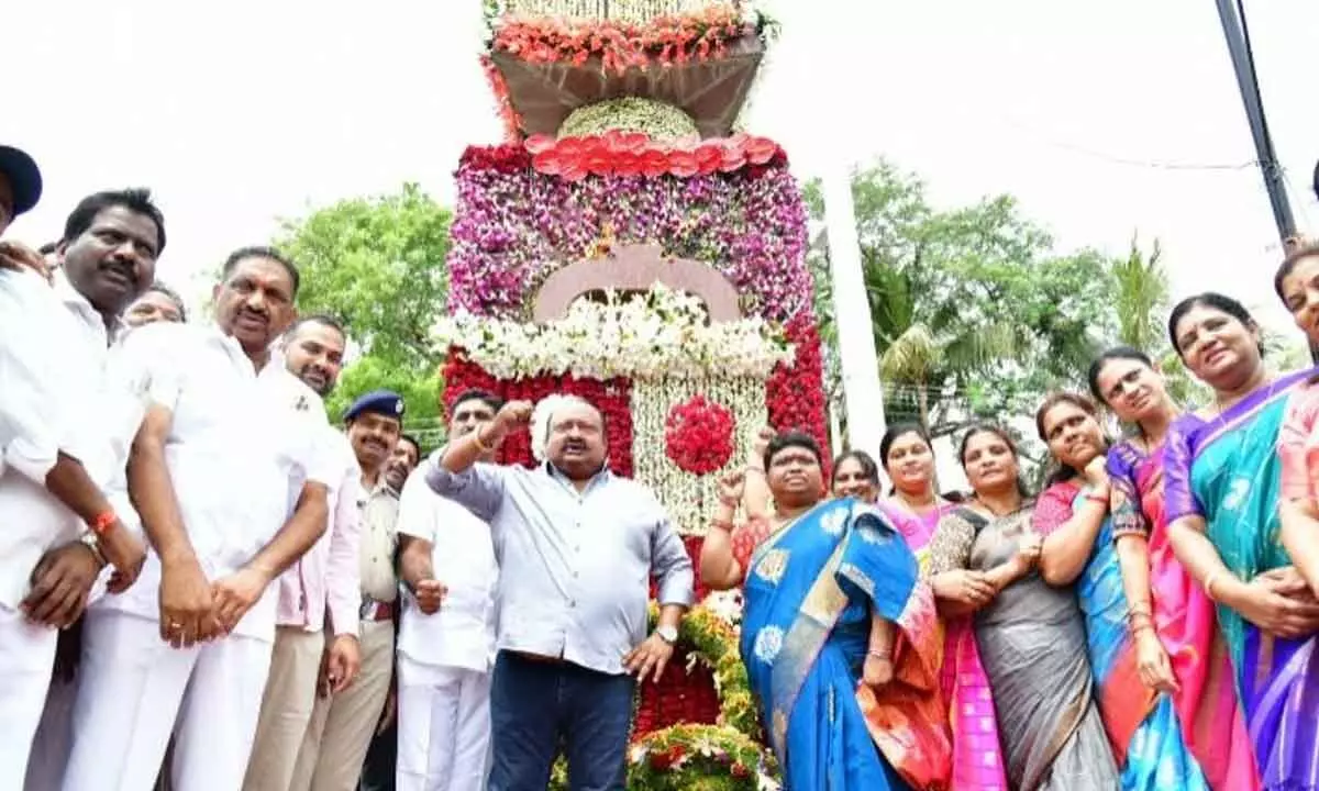 Minister Gangula Kamalakar paying tributes to Telangana martyrs in Karimnagar on Thursday