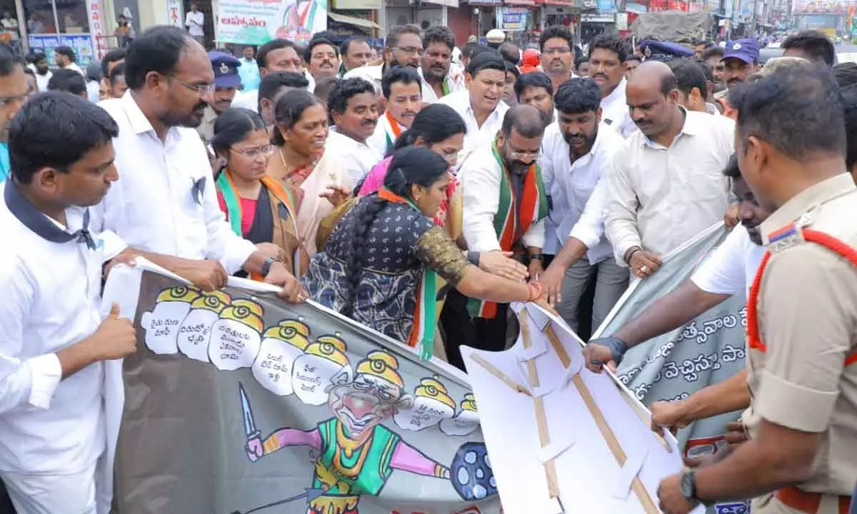 The Congress cadres burning the 10-headed effigy of Chief Minister K Chandrasekhar Rao in Hanumakonda on Thursday