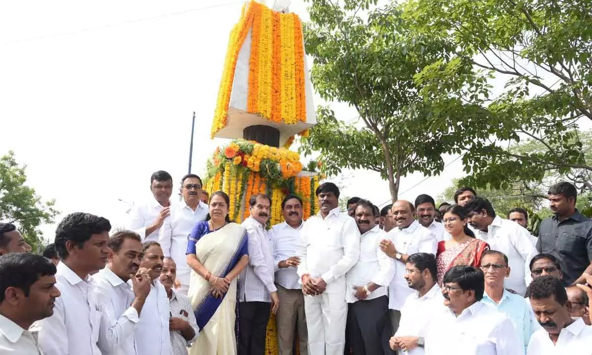 Leaders and officials paying tributes to Telangana Martyrs at Adalath junction in Hanumakonda on Thursday