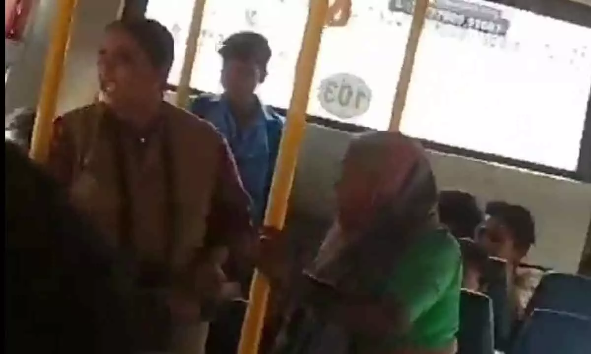 Women Conductor Slaps Old Woman in Karnataka