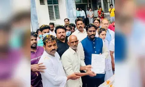 State Coordinator of Jeevandan and Director of VIMS K Rambabu appreciating the family members of the donor at the hospital in Visakhapatnam on Thursday