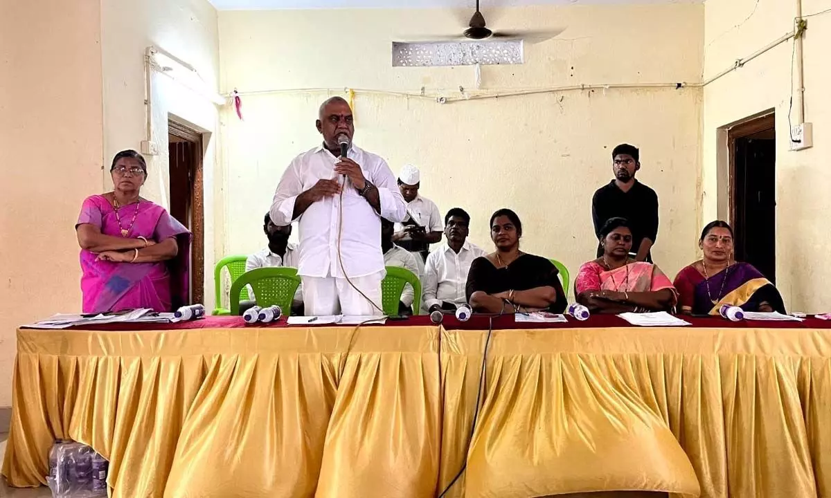 Vijayawada Central MLA Malladi Vishnu addressing the ward secretariat staff and convenors at the Shadi Khana at Ajit Singh Nagar in Vijayawada on Saturday